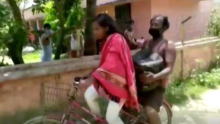 Schlechtes Bild, tolle Leistung: Jyoti Kumari fuhr mit ihrem Vater auf dem Gepäckträger 1200 Kilometer durch Indien.