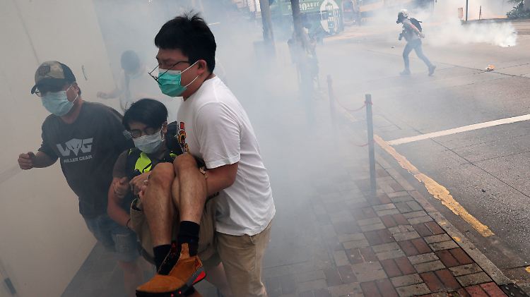 Demonstranten fliehen in Hongkong vor dem Tränengas.