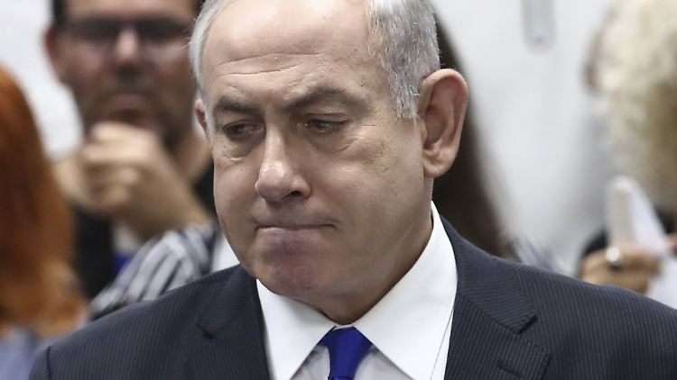 Eine Niederlage muss Israels Premier Benjamin Netanjahu schon zu Prozessbeginn einstecken: Er hat vor Gericht zu erscheinen - das wollte er unbedingt verhindern.