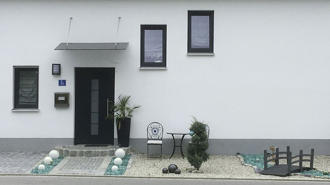 Seine Bilder garniert Schrebergarten-Besitzer Soltau mit bissigen Kommentaren. Hier eine kleine Kostprobe: …