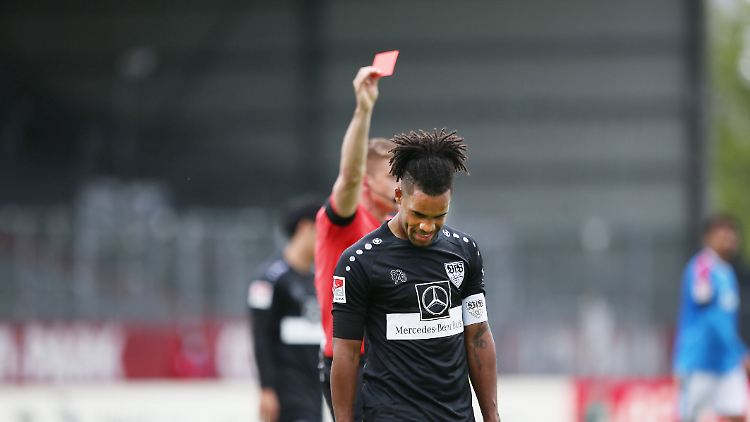 Einer der Schlüsselmomente für Stuttgarts zweite Niederlage nach dem Restart der 2. Fußball-Bundesliga: Daniel Didavi muss mit Gelb-Rot vom Platz.