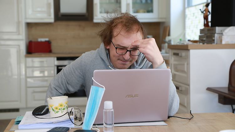 Bei der Entscheidung zwischen Laptop und Desktop-PC muss vor allem die Bürosituation im Homeoffice berücksichtigt werden.