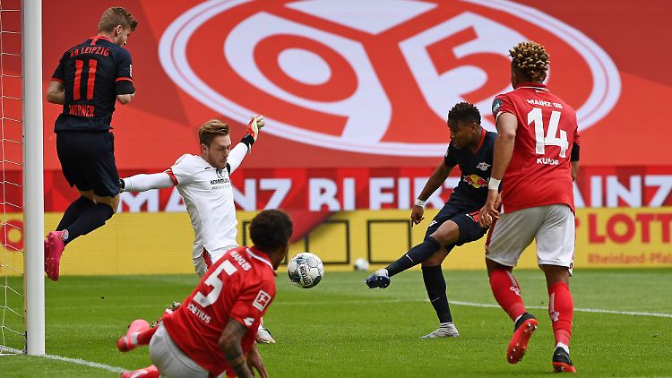 Fünfmal musste FSV-Keeper Florian Müller den Ball aus dem Netz holen.