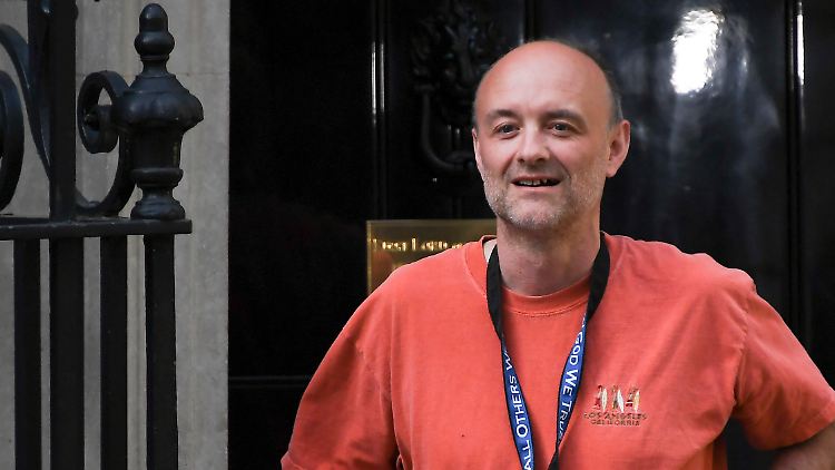 Cummings verlässt nach einem Besuch bei Johnson den Regierungssitz in der Downing Street Nummer 10.