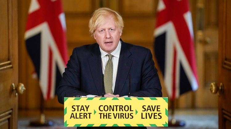 Boris Johnson erklärt bei einem Pressebriefing, er wolle an Cummings festhalten. 