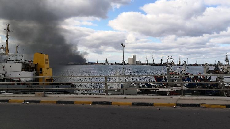 Vor Tripolis wird ein Schiff zerstört, das Waffen aus der Türkei an Bord hatte. Die nun enttarnte Geheimmission sollte ebenfalls gegen türkische Versorgungslieferungen aktiv werden.