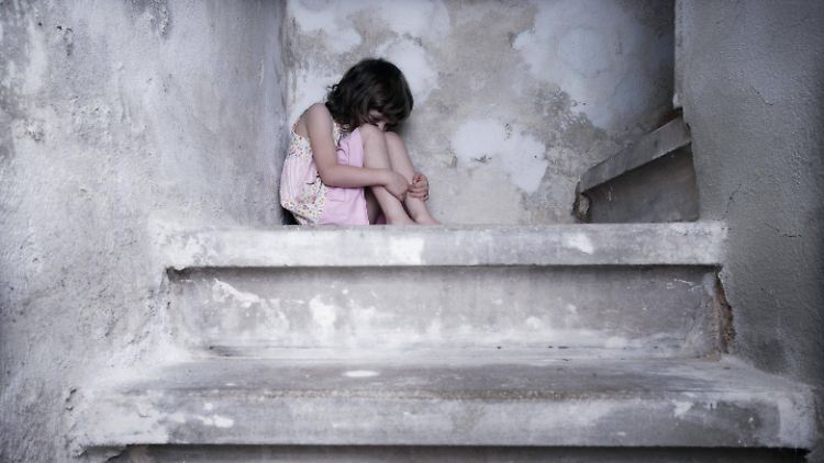 Experten fordern ein konsequenteres Vorgehen der Behörden gegen Pädokriminielle, die Kinder sexuell ausbeuten.
