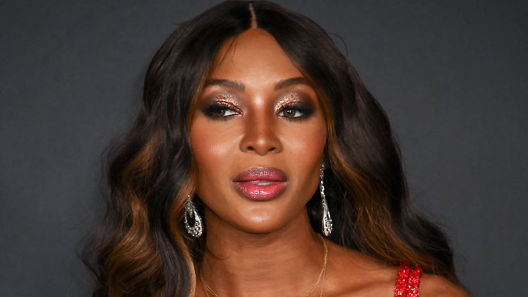 Naomi Campbell kann sich immer noch sehen lassen, sogar nackt in der U-Bahn.