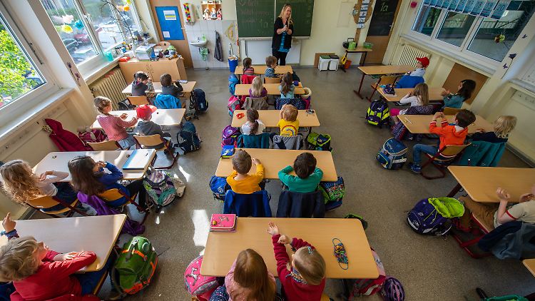 Die Lehrerinnen und Lehrer könnten nach Ansicht von Christian Drosten eine "Anzeigefunktion" übernehmen.