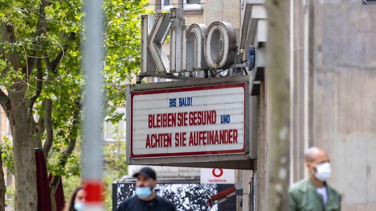 Erst nach und nach öffnen die Kinos in Deutschland wieder - unter strengen Sicherheitsvorkehrungen.