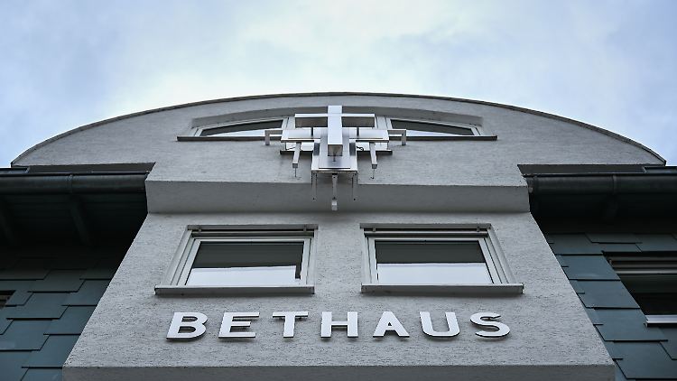 Nach einem Treffen in einer Baptisten-Gemeinde im Frankfurter Stadtteil Rödelheim sind mindestens 107 Menschen mit dem Coronavirus infiziert.