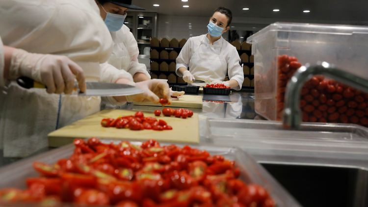 Viele Jobs gingen während der Corona-Krise beispielsweise in der Gastronomie verloren - nun schrumpft die Arbeitslosigkeit wieder.