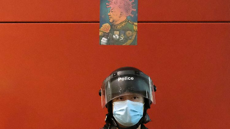 Der chinesische Präsident Xi wird in Hongkong als  Viruskopf veräppelt.