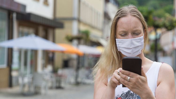 Pünktlich zum Start der Sommerferien soll die App fertig sein, die vor einer möglichen Corona-Infektion warnt.