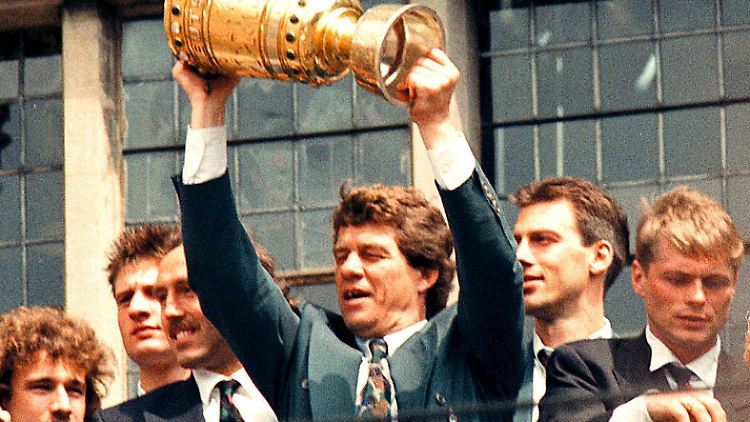 Otto Rehhagel reckt ein Jahr nach seiner schlechten Werder-Saison den DFB-Pokal in die Höhe.