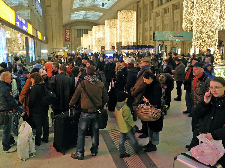 Warten auf den nächsten Zug - die Bahn fährt zwar, aber die Reisenden müssen Geduld mitbringen.