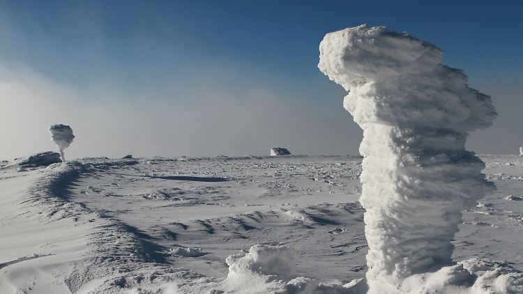 Schnee und Eis verwandeln den Brocken in eine bizarre Winterlandschaft.