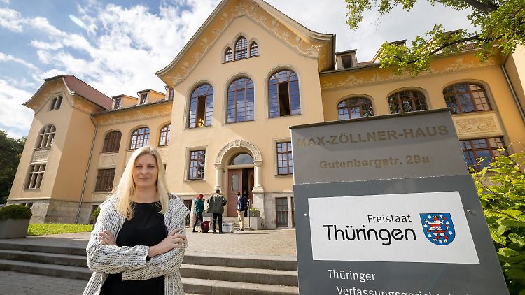 Henfling vor dem Thüringer Verfassungsgerichtshof - sie schreibt mit dem Vergleich Geschichte.