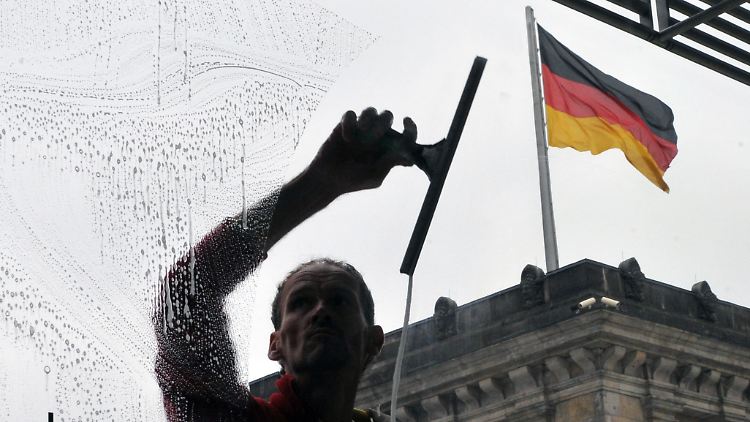Unionspolitiker schlagen vor, den Mindestlohn abzusenken oder mindestens nicht anzuheben.