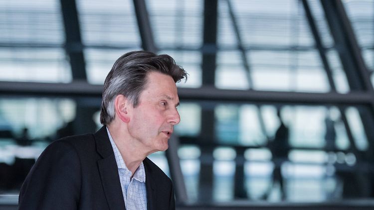 Mützenich ist derzeit SPD-Fraktionsvorsitzender im Deutschen Bundestag.