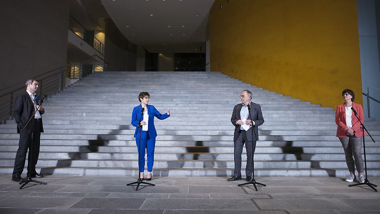 Parteichefs auf Abstand: Söder, Kramp-Karrenbauer, Walter-Borjans und Esken nach dem Koalitionsausschuss Mitte April.