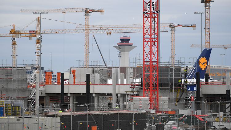 Schon in den vergangenen Jahren seien die beiden vorhandenen Terminals überlastet gewesen, heißt es.