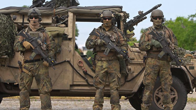 Angehörige der KSK - der Chef sieht den Verband in der "schwierigsten Phase seiner Geschichte".