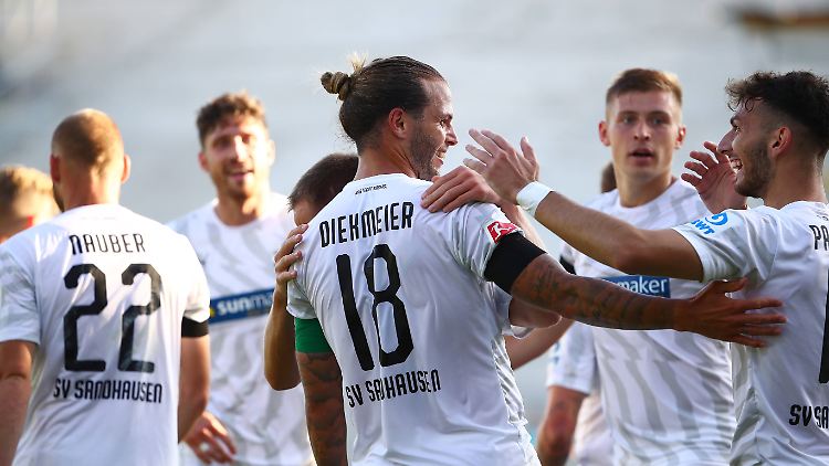 Dennis Diekmeier feiert seinen ersten Profi-Treffer überhaupt. 