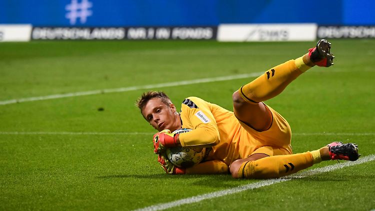 Freiburgs Keeper Alexander Schwolow steht bald bei Schalke zwischen den Pfosten.