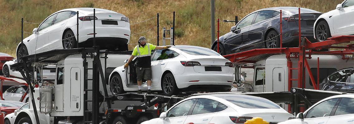 Ein mit Tesla-Fahrzeugen beladener Lieferwagen.