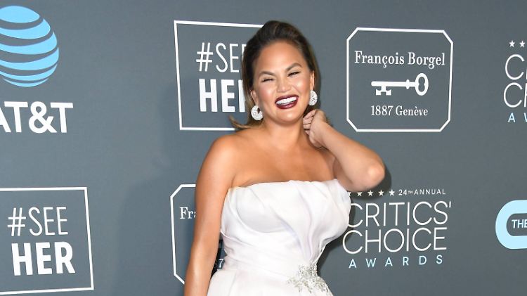 Model Chrissy Teigen möchte wieder "gemütlich auf dem Bauch liegen" können.