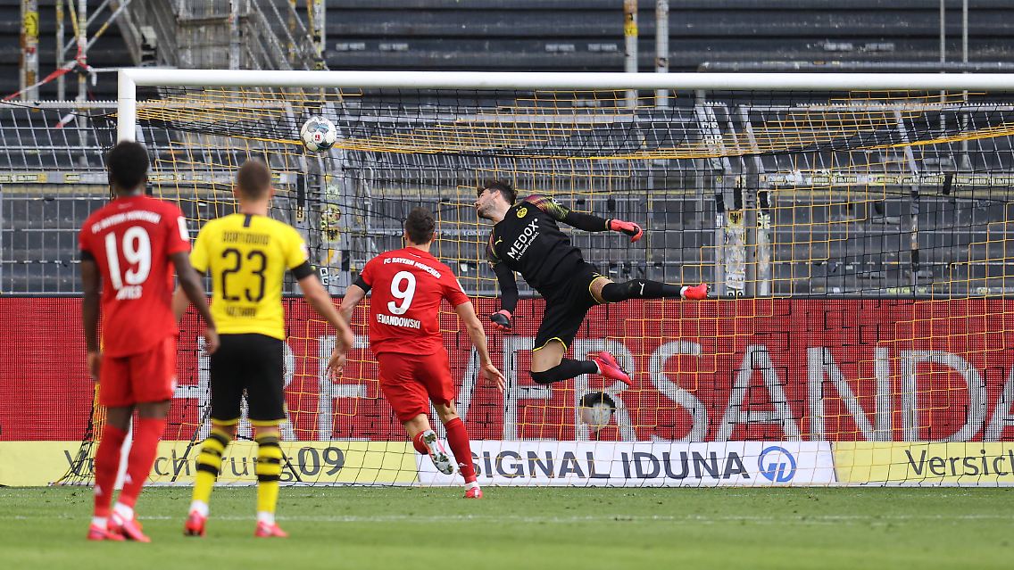 Weil er das sehenswerte Siegtor mit einem Heber erzielte. Und hinterher erzählte, dass er vom Bayern-Team darauf hingewiesen worden sei, dass BVB-Keeper Roman Bürki häufig weit vor dem Tor steht.