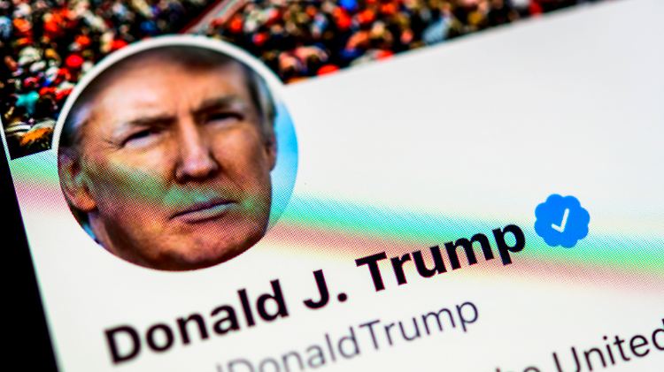 Algorithmen verlinken Trumps Twitter-Account mit dem Begriff "racist" (Rassist, rassistisch).