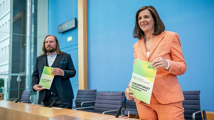 Hofreiter und Göring-Eckardt präsentieren das Zukunftsprogramm.
