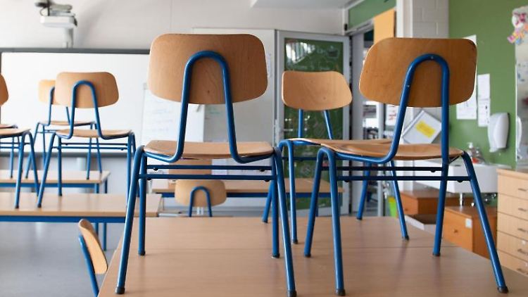 Viele Eltern sind genervt, immer mehr Schülerinnen und Schüler gehen in die Notbetreuung, der Ruf nach vollständiger Öffnung der Schulen wird lauter. Aber es gibt auch kritische Stimmen, die schon den jetzigen Präsenzunterricht für verfrüht halten und eine zweite Infektionswelle fürchten.