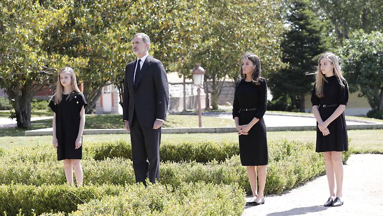 Die königliche Familie absolvierte die Zeremonie im Vorgarten ihrer Residenz Palacio de la Zarzuela nordwestlich von Madrid.