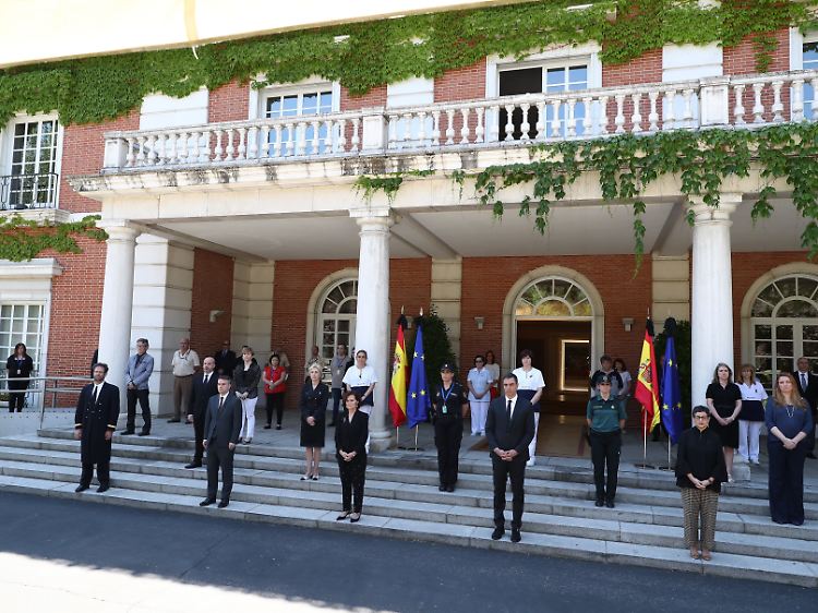 Auch die Regierung von Pedro Sánchez beteiligte sich an der Schweigeminute.