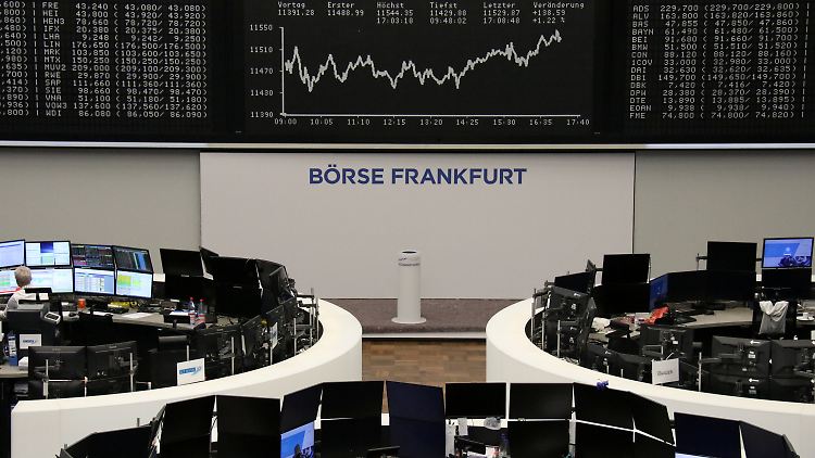 13 der 30 Dax-Chefs wollen laut Umfrage nicht auf Teile ihrer Grundbezüge verzichten.