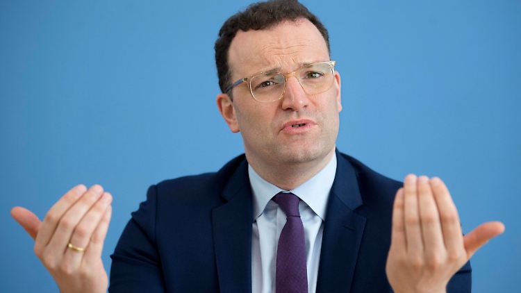 "Den Demonstranten sollte aber klar sein, mit wem sie demonstrieren. Man muss nach links und rechts schauen, wer da so dabei ist", sagte Spahn.