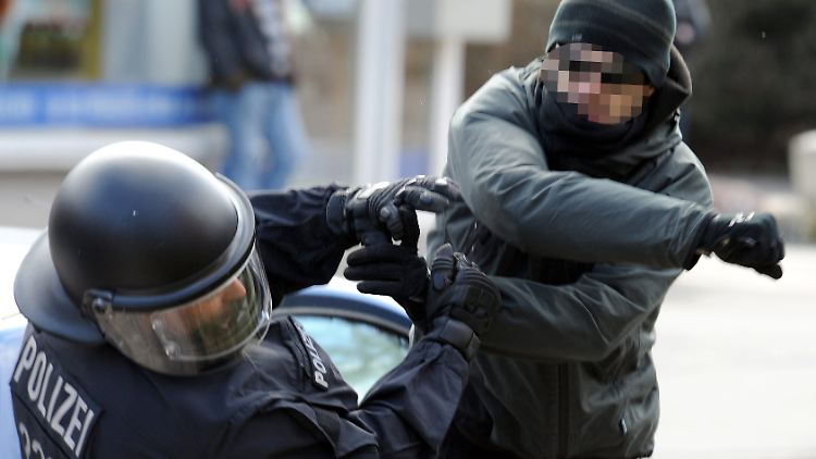 Im vergangenen Jahr registrierte das BKA 3000 Fälle von Gewalt gegen Polizisten mehr als 2018.