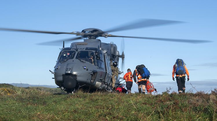 Ein Rettungshubschrauber entdeckte die Wanderer schließlich. 