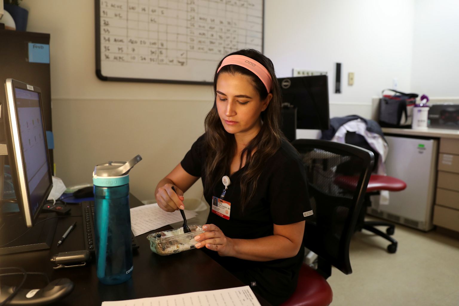 Die 35-Jährige arbeitet als Ko-Direktorin der Intensivstation am Dignity Health California Hospital Medical Center von CommonSpirit, einem Krankenhaus in der Innenstadt von Los Angeles, ...