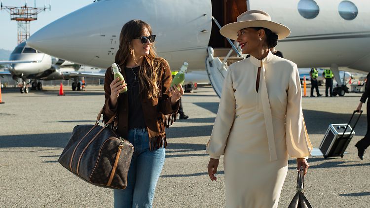 Den Job als Assistentin von Grace (Tracee Ellis Ross, r.) macht Maggie (Dakota Johnson) vor allem, um selbst im Musikgeschäft Fuß zu fassen.
