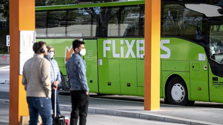 Ein Flixbus steht im Zentralen Omnibusbahnhof in Berlin. Foto: Fabian Sommer/dpa