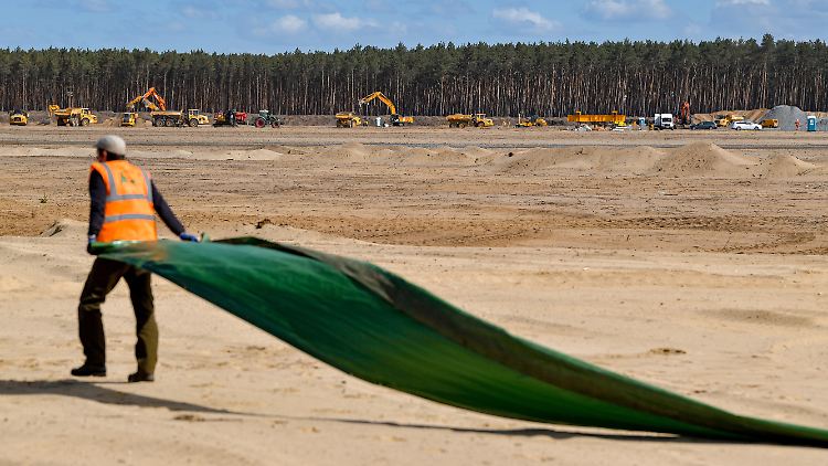 Weil eine umweltrechtliche Genehmigung noch nicht erteilt ist, betreibt Tesla die Bauvorbereitungen in Grünheide auf eigenes Risiko. 