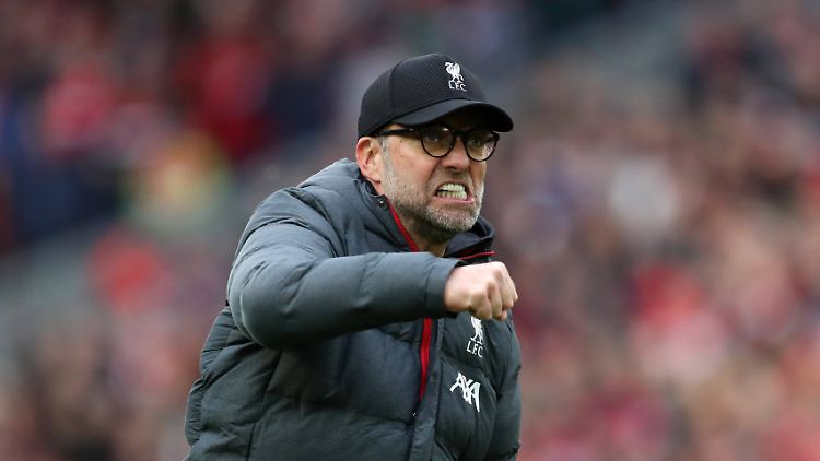 Jürgen Klopp in Siegerpose - in drei Wochen wird er wieder verbissen an der Seitenlinie coachen.