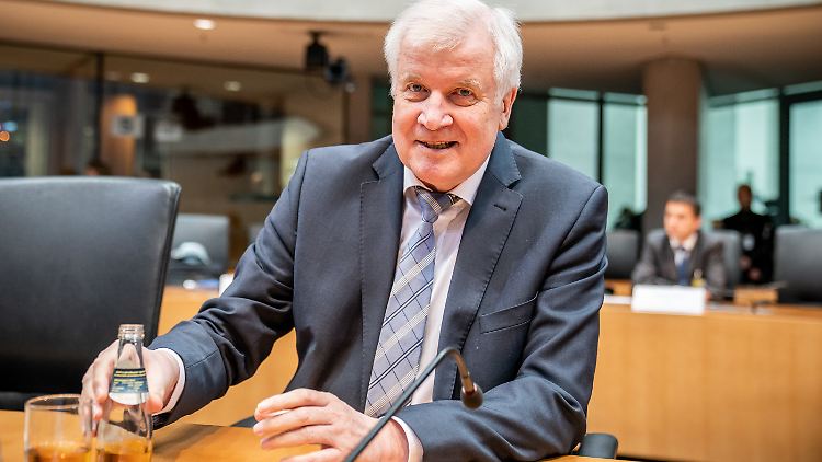 War kaum aus der Ruhe zu bringen: Innenminister Horst Seehofer vor dem Untersuchungsausschuss zur Pkw-Maut.