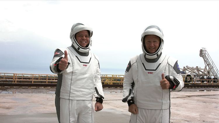 Nasa-Astronauten Robert Behnken (l.) und Douglas Hurley, vor dem Einstieg in die Besatzungskapsel "Crew Dragon".