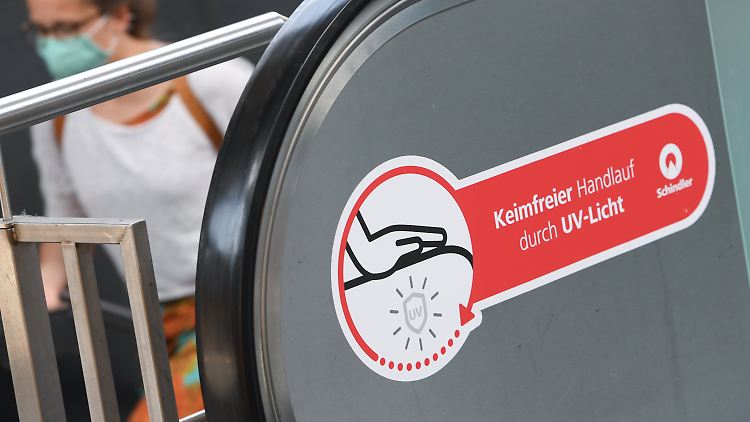 In Bahnhöfen soll UV-C-Licht Viren auf den Handgriffen von Rolltreppen beseitigen.