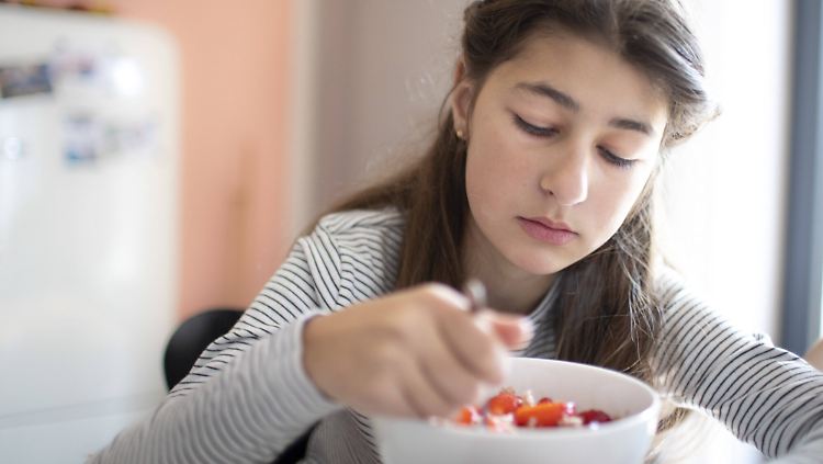 Wenn Kinder lustlos im Essen stochern, kann das Eltern rasend machen. 
